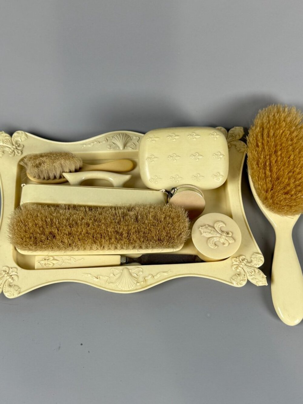 Vintage Bakelite Style Vanity Set 10 Piece Floral Dresser Grooming Collection - Picture 2 of 6